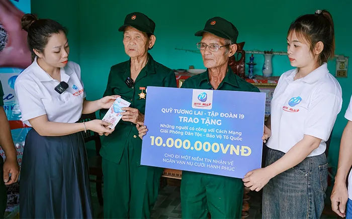 Hình ảnh đội ngũ hỗ trợ khách hàng và các biểu tượng bảo mật của HB888.